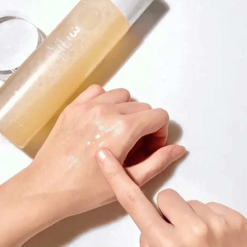 Tonifiază și iluminează-ți tenul cu Numbuzin No. 3 Super Glowing Essence Toner, o adevărată inovație în îngrijirea pielii. Cu o formulă avansată de 200 ml, acest toner nu doar că împrospătează și pregătește pielea pentru etapele următoare ale rutinei de îngrijire, dar este îmbogățit și cu esențe nutritive care conferă strălucire și vitalitate. Ideal pentru toate tipurile de ten, acest toner ajută la uniformizarea tonului pielii și la minimizarea aspectului porilor, oferind o bază perfectă